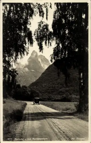 Ak Romsdalen Norwegen, Bergheim, Berglandschaft, Straße, Auto, Schwarz-Weiß-Foto, Norwegen