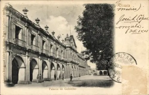 Ak Oaxaca de Juárez Mexiko, Palacio de Gobierno,  Architektur, Menschen auf der Straße