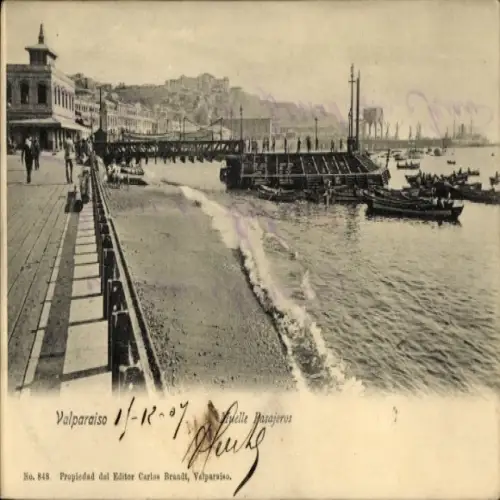 Ak Valparaíso Chile, Valparaiso Hafen, Pier mit Booten, Gebäude am Ufer, Menschen