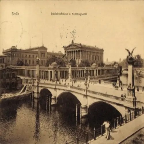 Ak Berlin Mitte, Alexanderplatz,  Friedrichsbrücke, Nationalgalerie, Wasser, Menschen, Archite...