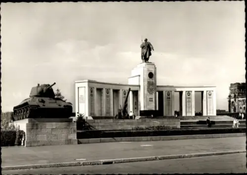 Ak Berlin Tiergarten, Russisches Ehrenmal im Tiergarten, Statue, Panzer