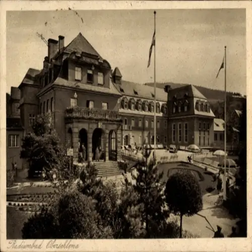Ak Oberschlema Bad Schlema im Erzgebirge, Kurhaus, Gebäude mit Fahnen, Garten, ältere Architektur