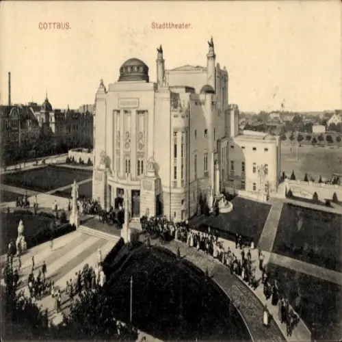 Ak Cottbus in der Niederlausitz, Stadttheater,  Architektur, Menschenmenge, Springbrunnen