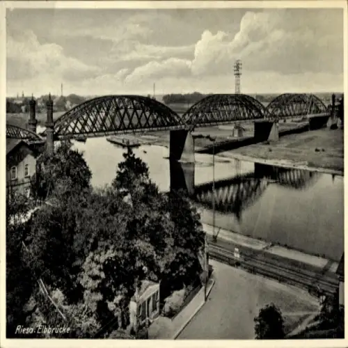 Ak Riesa an der Elbe Sachsen, Elbbrücke, Flussansicht,  Brücke, Landschaft