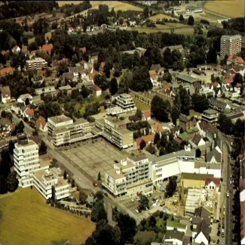 Ak Ahrensburg in Holstein, Luftaufnahme von  Wohngebäude, Einkaufszentrum, ländliche Umgebung