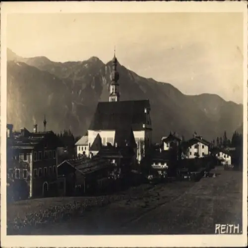 Ak Reith bei Kitzbühel Tirol, Schöne Berglandschaft, Kirche,  Gebäude, sepia Ton