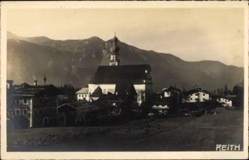 Ak Reith bei Kitzbühel Tirol, Schöne Berglandschaft, Kirche,  Gebäude, sepia Ton