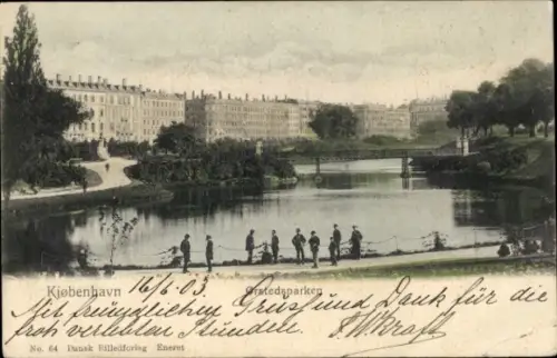 Ak København Kopenhagen Dänemark, Parklandschaft, Wasser, Gebäude, Fußgänger, Brücke