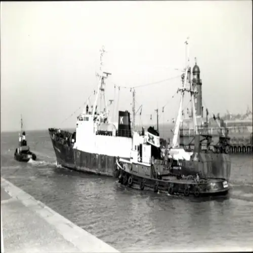 Foto Schlepper geleiten Fischtrawler