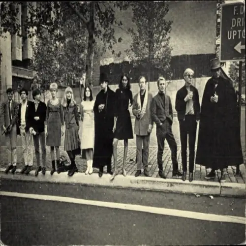 Ak Künstler Andy Warhol, an der Straße stehend