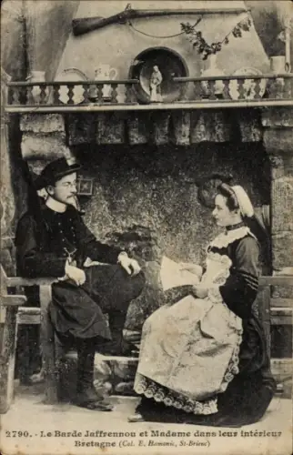 CPA Bretagne, Le Barde Jaffrennou et Madame dans leur interieur
