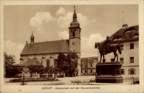 Ak Erfurt in Thüringen, Kaiserplatz, Neuwerkskirche, Statue, Wolken über dem Platz