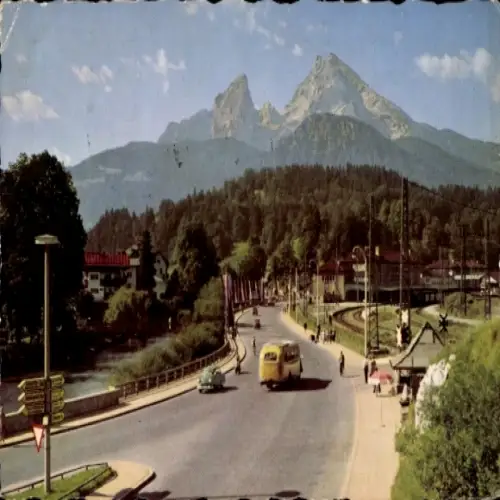 Ak Berchtesgaden Oberbayern, Gotzenalm, Berglandschaft, Straße, Autos, Hotel im Hintergrund, idyl
