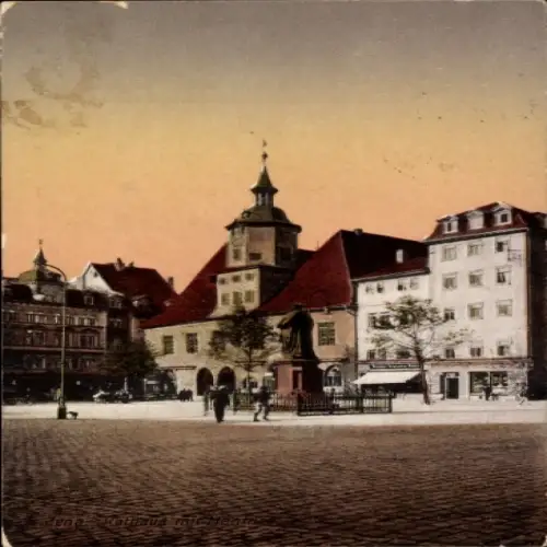 Ak Jena in Thüringen, Rathaus, Statue,  Architektur, Stadtplatz, stimmungsvolle Abendbeleuchtung