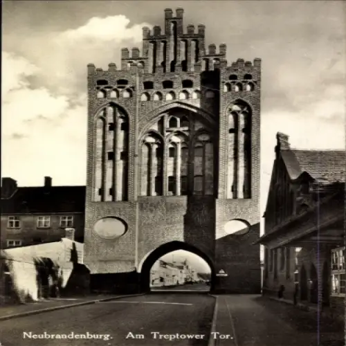 Ak Neubrandenburg in Mecklenburg,  Treptower Tor,  Architektur, Schwarz-Weiß-Fotografie