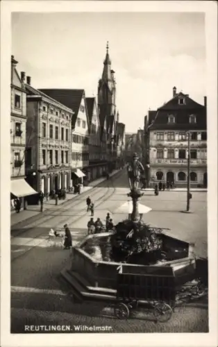 Ak Reutlingen in Württemberg, Stadtansicht, Wilhelmstr., Brunnen,  Gebäude, Fußgänger, Wagen