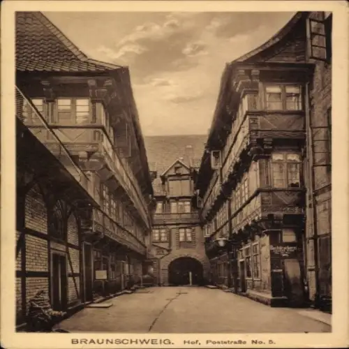 Ak Braunschweig in Niedersachsen, Hof, Poststraße No. 5,  Fachwerkhäuser, schmale Gasse, Himmel d