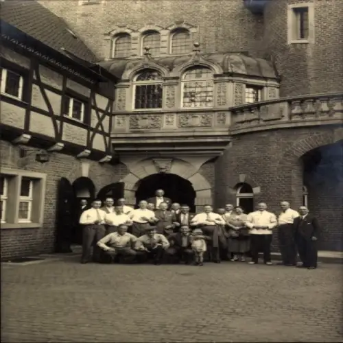 Foto Ak Wittingen in Niedersachsen, Gruppenportrait am Schloss