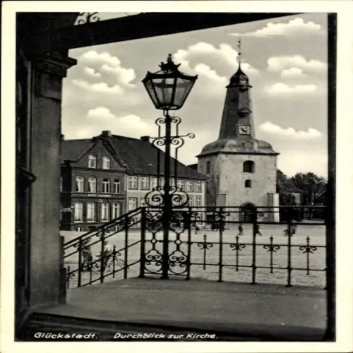 Ak Glückstadt an der Elbe,  Durchblick zur Kirche, r Turm, Laterne