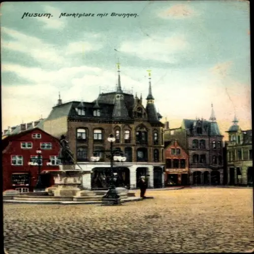 Ak Husum in Nordfriesland,  Marktplatz mit Brunnen,  Gebäude, Statue, schöne Architektur