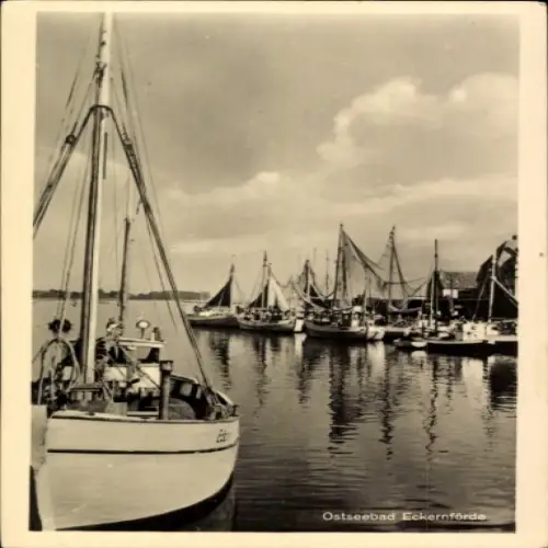 Ak Ostseebad Eckernförde, Fotografie des Ostseebades Eckernförde, Boote im Hafen, Wasserspiegelun