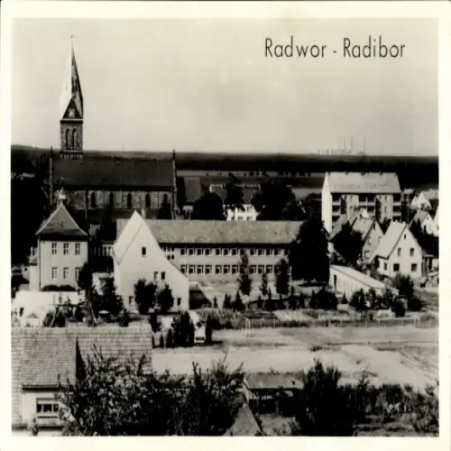 Ak Radibor in Sachsen, Blick auf Kirche, Gebäude, ländliche Umgebung, schwarz-weiß