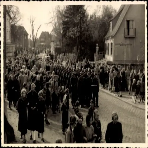 Foto Ak Hamburg Wandsbek Rahlstedt, Bundesgrenzschutz, Festzug, Einweihung des Mahnmals, 1950er