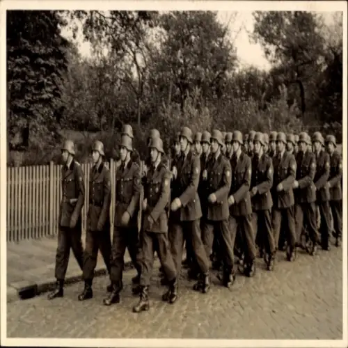 Foto Ak Hamburg Wandsbek Rahlstedt, Bundesgrenzschutz, Einheit auf dem Marsch, 1950er