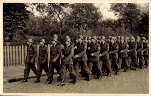 Foto Ak Hamburg Wandsbek Rahlstedt, Bundesgrenzschutz, Einheit auf dem Marsch, 1950er