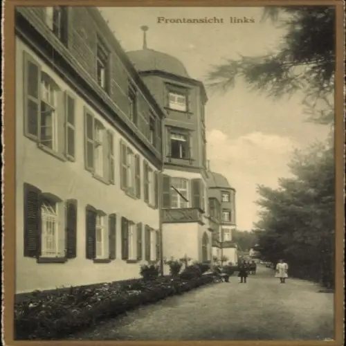 Ak Giershagen Warburg, Historisches Gebäude, Frontansicht, leichte sepia Färbung, Bäume, Strasse