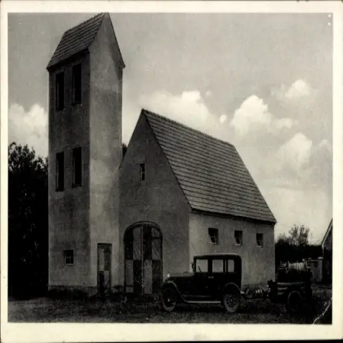Ak Hermsdorf Ottendorf Okrilla Sachsen, Haus mit Turm, m Auto, ländliche Umgebung, Wolken am Himm