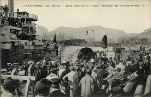 CPA La Catastrophe du Iena, Après l'explosion, Transport des premiers blessés