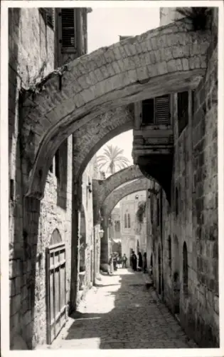 Ak Jerusalem Israel, Straße in  Bögen, alte Architektur, Palmen