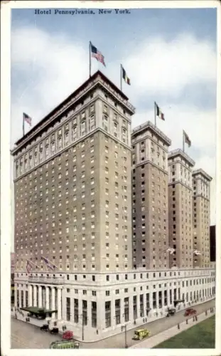 Ak New York City USA, Hotel Pennsylvania, große Gebäude, Flaggen, schöne Architektur