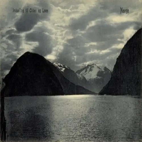 Ak Olden Norwegen, Berglandschaft, Fjord, Schnee, Himmel mit Wolken, Schwärze, Küste
