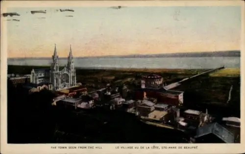 Ak Sainte Anne de Beaupré Québec Kanada, Die Stadt vom Hügel aus gesehen