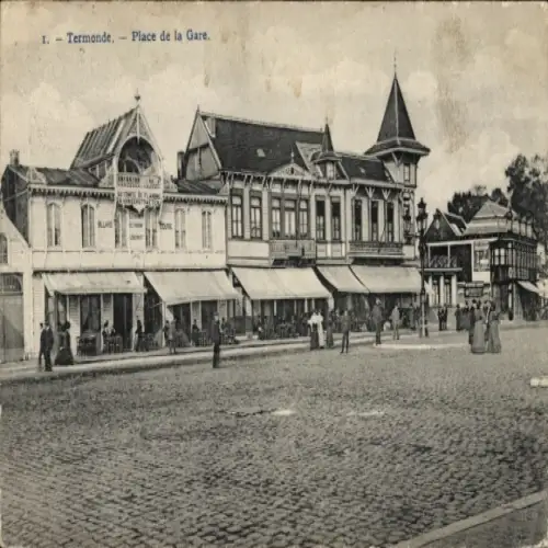 Ak Dendermonde Termonde Ostflandern, Place de la Gare,  Gebäude, Menschen auf der Straße