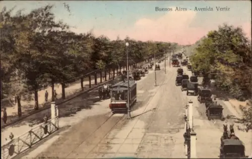 Ak Buenos Aires Argentinien,  Avenida Vertiz, Straßenbahn, Autos, Bäume