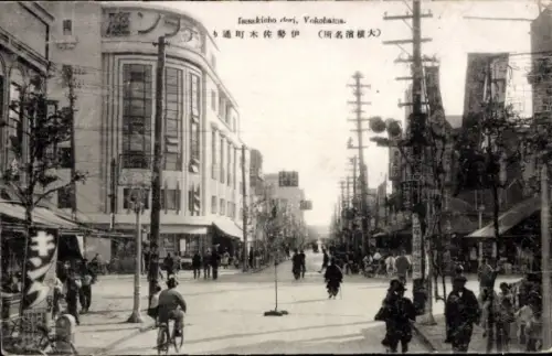 Ak Yokohama Präf. Kanagawa Japan, Straße mit Geschäften, Fahrrädern, Menschen, Gebäude im Hinterg