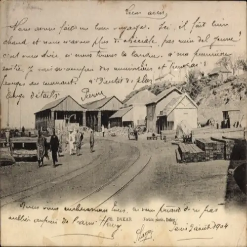 Ak Dakar Senegal, Bahnhof, Lagerhäuser, Schienen, Personen,  1904