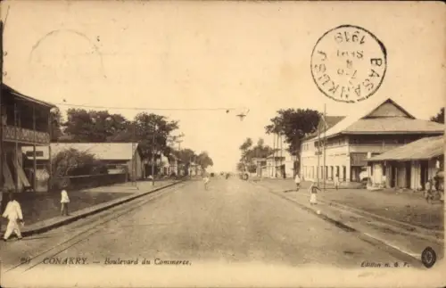 Ak Conakry Guinea, Boulevard du Commerce, Straßenansicht, Gebäude, Menschen