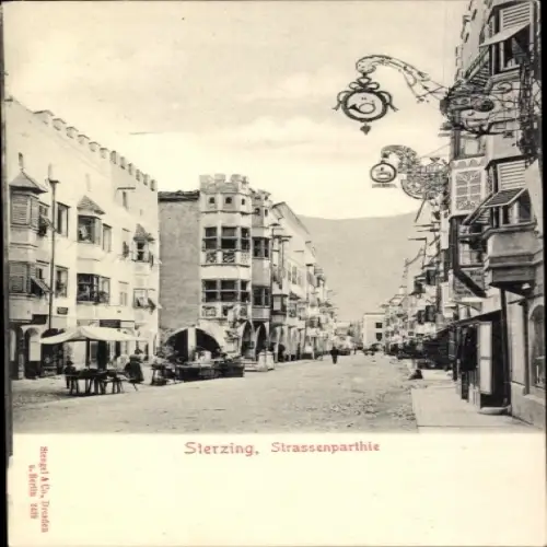 Ak Sterzing Vipiteno Südtirol, Straße in  Geschäfte, Straßenlaternen, Architektur