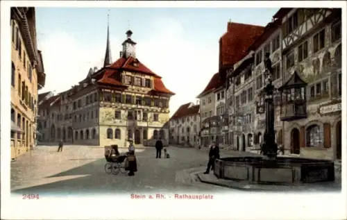 Ak Stein am Rhein Kanton Schaffhausen, Rathausplatz, Gebäude mit Turm, Brunnen, Menschen, Fahrrad