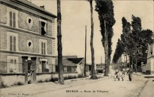Ak Sevran Seine Saint Denis,  Route de Villepinte, Straße mit Bäumen, Menschen auf der Straße