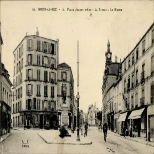 Ak Noisy le Sec Seine Saint Denis, Place Jeanne d'Arc, statue, Mairie, cycliste