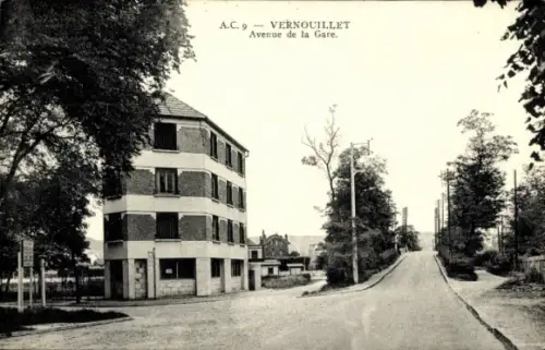 Ak Vernouillet Yvelines, Avenue de la Gare, Gebäude, Straße, Bäume