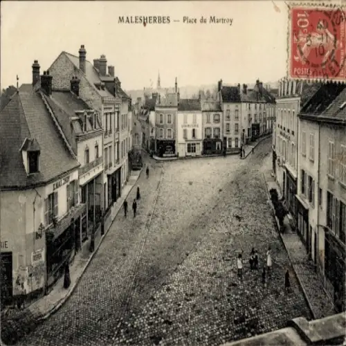 Ak Malesherbes Loiret, Platz du Martroy, gepflasterte Straße, Häuser, Menschen