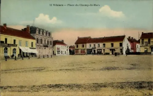 Ak Vihiers Maine et Loire, Place du Champ de Mars