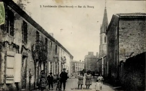 Ak Loublande Deux Sèvres, 2.  Bas du Bourg, Straße mit Menschen, Kirche im Hintergrund