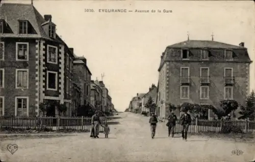 Ak Eygurande Corrèze, Avenue de la Gare, Straße mit Häusern, Menschen auf der Straße